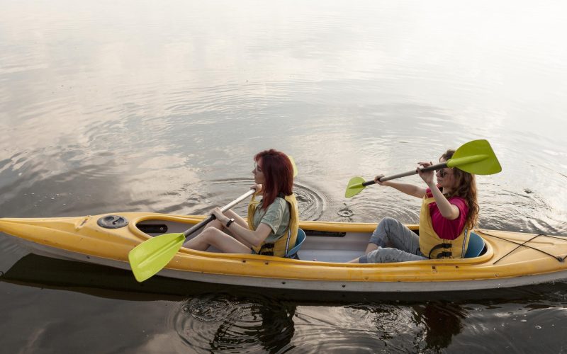 friends-rowing-kayak